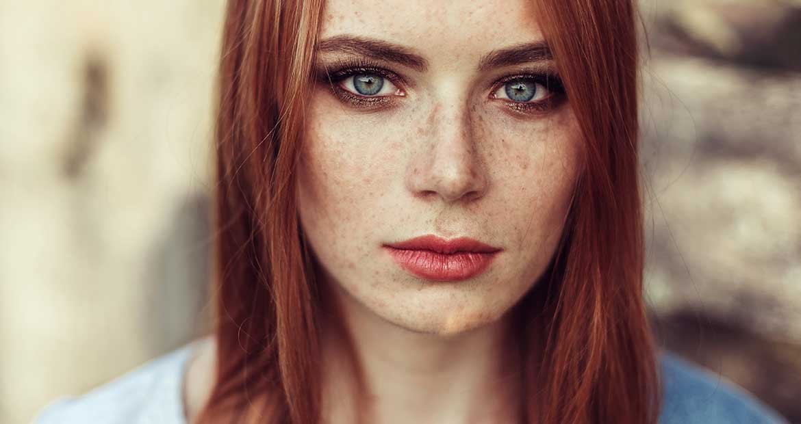 Modelo ruiva com sardas